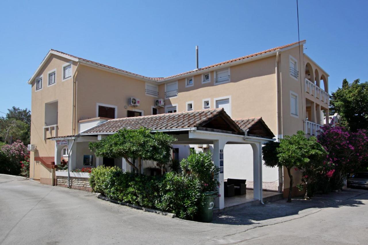 Apartments And Rooms Vesna Novaglia Esterno foto
