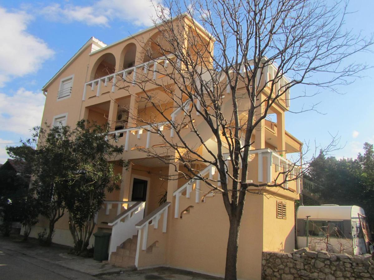 Apartments And Rooms Vesna Novaglia Esterno foto