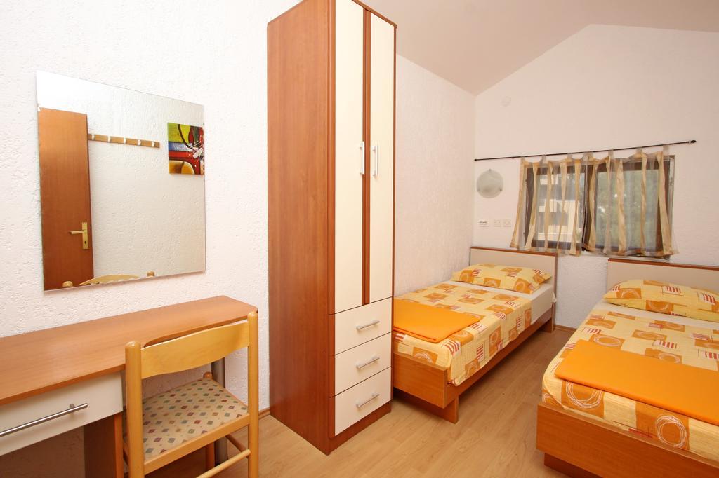 Apartments And Rooms Vesna Novaglia Camera foto