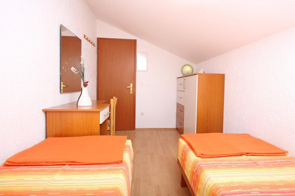 Apartments And Rooms Vesna Novaglia Camera foto