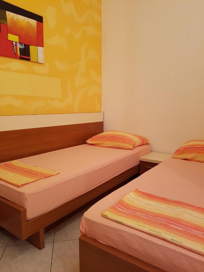 Apartments And Rooms Vesna Novaglia Esterno foto