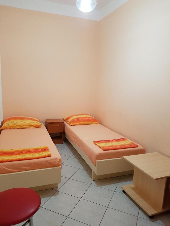 Apartments And Rooms Vesna Novaglia Esterno foto