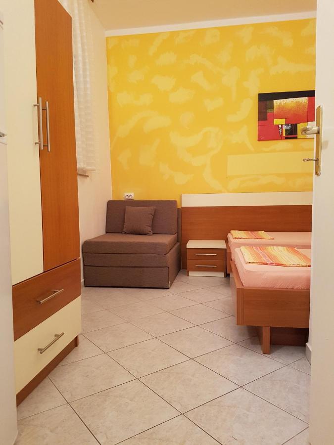 Apartments And Rooms Vesna Novaglia Esterno foto